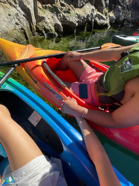 Kayaking Date, Couple Kayaking, Summer Visionboard, Kayaking Aesthetic, Kayak Pictures, Camping Date, Pool Pic, Teenage Love, Summer Couples