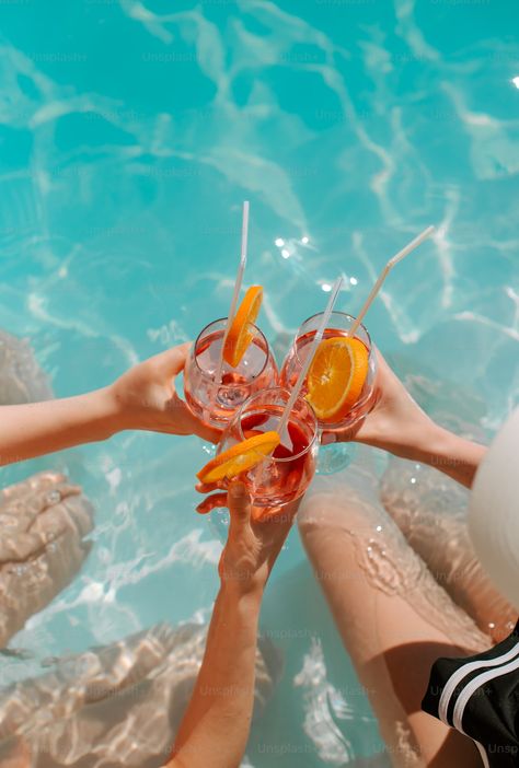 A group of people toasting with drinks in a pool photo – Alcohol Image on Unsplash Beach Drinks Photography, Summer Pool Drinks, Pool Party Asthetics, Pool Party Photos, Pool Party Photoshoot, Pool Party Images, Adult Pool Party, Drinks By The Pool, Pool Party Drinks