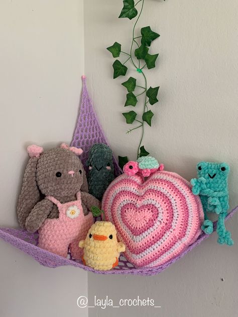 Crochet Ideas For Your Room, Room Decor Crochet Patterns, Crochet Patterns Room Decor, Bedroom Crochet Decor, Crochet Office Decor, Crochet Bedroom Decor, Crochet Plushie Ideas, Crochet Bedroom, Crochet Room Decor