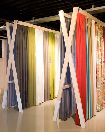 Curtain Curtain Display Ideas Retail, Curtain Exhibition Design, Curtain Shop Display Ideas, Textile Display Ideas, Curtain Display Ideas, Curtain Store Design, Curtain Shop Interior, Curtain Display Showroom, Fabric Display Ideas Showroom