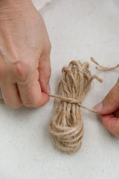 Making a Dollar Tree twine bow is easy with these step by step directions. Perfect for fall decorating. . Burlap Ribbon Bow, Rope Craft Ideas, Twine Flowers, Jute Flowers, Twine Diy, Twine Crafts, Twine Bow, Fall Decor Dollar Tree, Mesh Wreath Tutorial