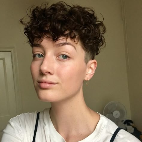 Female Curly Undercut/Bowlcut featured on the curly hair subreddit! Curly Short Hair Undercut, Pixie Haircuts Curly Hair, Queer Short Curly Hair, Short Curly Undercut Women, Short Curly Hair With Undercut, Curly Pixie Undercut, Female Undercut Short Hair, Short Curly Undercut, Undercut Bowlcut