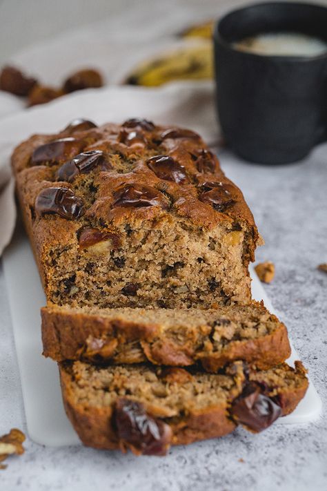 This Banana Date Nut Bread is a healthy twist on a classic. It's naturally sweetened with the help of bananas and dates and also uses healthier spelt flour instead of wheat flour. This loaf is also super moist and so delicious! A great dessert, breakfast, or snack. #dessert #healthy #sugarfree #bread #dates Banana Date Nut Bread, Banana Date Bread, Banana And Date Loaf, Desserts With Dates, Cake Loaves, Coconut Flour Banana Bread, Date Bread, Healthy Biscuits, Date Nut Bread