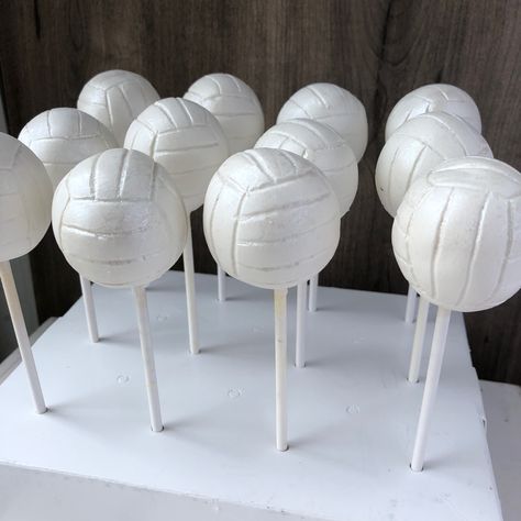 Volleyball Themed Snacks, Netball Party Decorations, Volleyball Party Food Ideas, Volleyball Cake Pop, Netball Cupcakes, Volleyball Bday Party Ideas, Volleyball Birthday Party Ideas, Volleyball Dessert Ideas, Volleyball Desserts