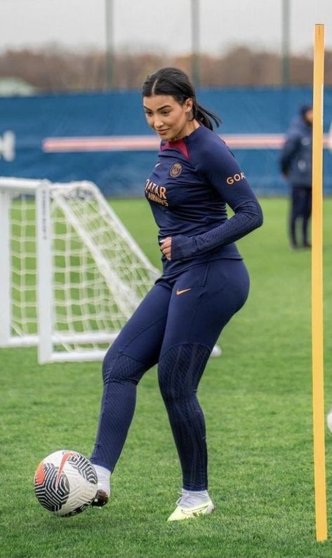 Old Football Players, Hot Bodysuits, Football Wallpaper Iphone, Football Passion, Female Soccer, Football Players Photos, Couple Room, Women's Soccer Team, Football Players Images