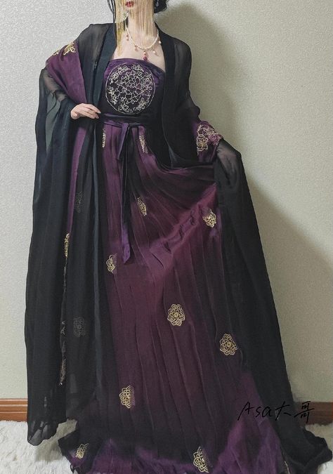 Rose Dress Design, Dark Purple Outfit, Chinese Outfits Traditional, Purple Hanfu, Hanfu Design, Hanfu Women, Chinese Outfits, Gaun Abad Pertengahan, Traditional Asian Dress