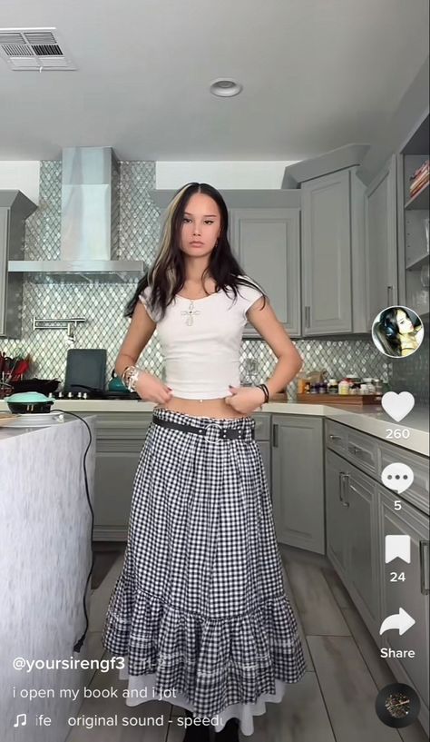 Checkered Long Skirt Outfit, Groovy Fits, Maxi Skirt Outfit Summer, Long Skirt Outfit, Skirt Outfit Summer, Spring Lookbook, Thrift Inspo, Beach Fits, Checkered Skirt