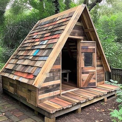 Tiny Camping Cabin, Treehouse Simple, Bushcraft Shelter Long Term, Wooden Tiny House, Forest Shelter, Pallet Cabin, Prefab Barns, Small Barn House, Farm Style House