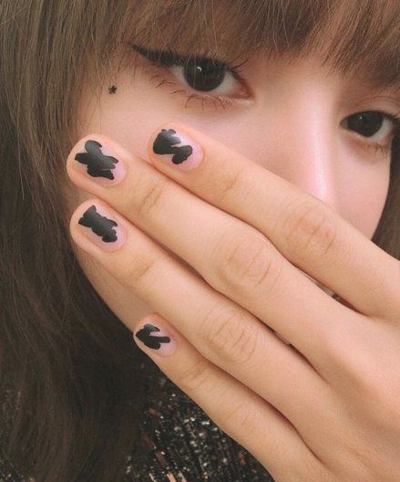 Mani of the Week: Not-so-Basic Black Nails Plain, Txt Daydream, Txt Matching, Idol Nails, Nails Rose, Emerald Nails, Korean Nails, Blackpink Wallpaper, Rose Nails