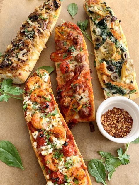 french bread pizza Country French Bread Uses, French Bread Toppings, French Bread Pizza Ideas, Pizza Boats French Bread, Flat Bread Pizza Recipe Easy, Italian French Bread, Baguette Pizzas, French Bread Pizza Recipes, French Bread Appetizers