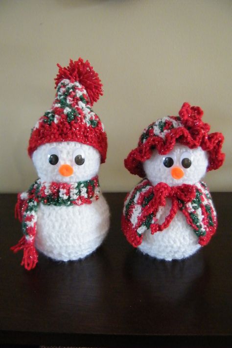 I absolutely adore these crocheted Mr. and Mrs. Snowman! My mom had a set of these when I was a kid.  In fact, she still has them and refuses to give them to me!  So, I had to make my own set!  Not... Stocking Ornament Pattern, Crochet Gift Basket, Crochet Christmas Snowman, Mr And Mrs Snowman, Beaded Snowman, Snowman Crochet Pattern, Knitted Santa, Snowman Amigurumi, Mrs Snowman