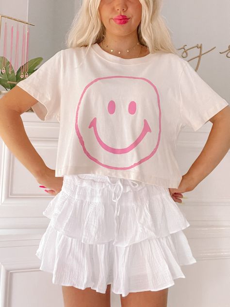 Simply Smiley Tee | Sassy Shortcake Boutique | sassyshortcake.com Preppy Shirts For School, Cute Preppy Clothes, Preppy Back To School Outfits, Preppy Shirts, Sassy Shortcake, Pink Smiley Face, Preppy Tee, White Linen Skirt, Pink Smiley