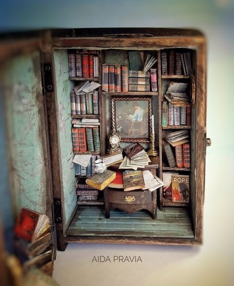 Aida Pravia Miniatures, Miniature Room Boxes, Mini Books Diy, Book Art Sculptures, Room Box Miniatures, Dolls House Shop, Bookshelf Art, Room Boxes, Diy Doll Miniatures