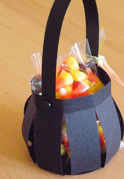 Diy Halloween Basket, Halloween Treat Bags For Kids, Diy Halloween Treat Bags, Treat Bags For Kids, Halloween Treat Bags Diy, Friends Crafts, Diy Halloween Treats, Easy Diy Halloween Decorations, Easy Diy Costumes