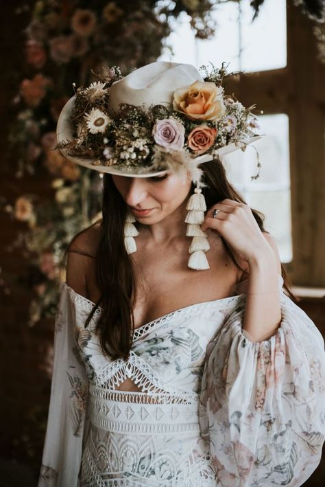 Bohemian Bride with Dried Flowers Decorated Cowboy Hat \ Venue: The Giraffe Shed. Photography: Rosie Kelly Photography. Florist: Sass Flower. Organiser: Wild Ones. Rentals & Prop Styling: The Little Lending Company Western Hipster, Bridal Hats, Trending Wedding, Bridal Hat, Boho Inspiration, Floral Wedding Dress, Bridal Separates, The Giraffe, Rock My Wedding