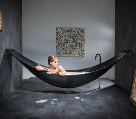 Hammock Bathtub Lets You Soak and Lounge at the Same Time Hammock Bathtub, Hammock Bath, Modern Bathtub, Best Bathroom Designs, Bathtub Design, Stunning Interior Design, Bad Design, Design Case, On The Floor