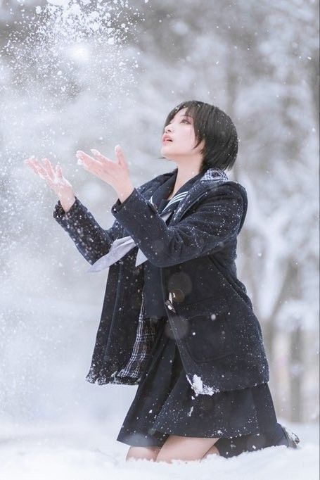 Snow Photos, Art Inspiration Ideas, Snow Photography, Female Pose Reference, Body Reference Poses, Human Poses Reference, Human Poses, Pose Ref, Character Poses