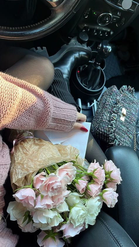 Flowers From My Boyfriend, Boyfriend Giving Flowers To Girlfriend, Boyfriend With Flowers, Flowers From Boyfriend, Boyfriend Flowers, Date Flowers, Giving Flowers, 2025 Mood, Girls Heart