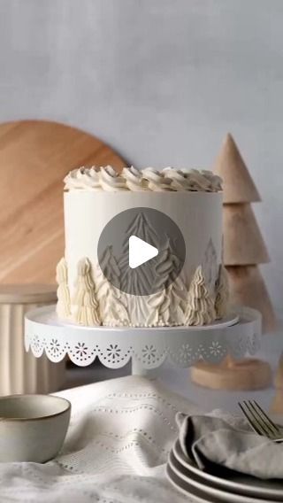 Vera Breda on Instagram: "@the.white.whisk 🎄🤍 Textura monocromático.

#wintercake #treecake #christmascake #buttercreamcakes #paletteknifecake #carvedbuttercream" Easy Christmas Cake Recipe, Pottery Carving, Piping Buttercream, Christmas Cakes Easy, Winter Wedding Cake, Red Cake, Christmas Cake Recipes, Christmas Cake Decorations, Xmas Cake