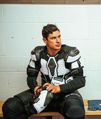 Sidney Crosby Sidney Crosby And Kathy Leutner, Kathy Leutner, Sydney Crosby, Male Athletes, Motorcycle Race Suit, Hockey Men, River Phoenix, Wayne Gretzky, Sidney Crosby