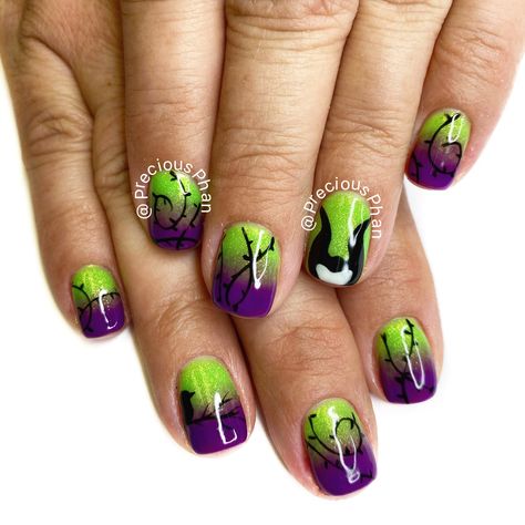 maleficent nails. Ombré nails. #preciousphan Mal Descendants Nails, Malificent Nail Design Simple, Black Green And Purple Halloween Nails, Purple And Green Ombre Nails, Maleficent Nails Designs, Maleficent Nail Art, Halloween Ombre Nails, Villian Nails, Disney Villain Nails