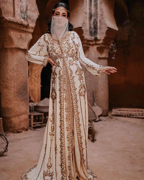 Traditional Egyptian Dress, Moroccan Dress Kaftan, Arabian Theme, Egyptian Dress, Moroccan Bride, Eastern Dresses, Muslim Evening Dresses, Turkish Dress, Middle Eastern Fashion