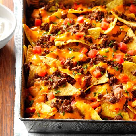 28 Recipes to Make With a Bag of Tortilla Chips Baked Nachos Recipe, Baked Nachos, Chicken Nachos Recipe, Restaurant Appetizers, Bean Snacks, Frito Pie, Frijoles Refritos, Nachos Beef, Superbowl Snacks