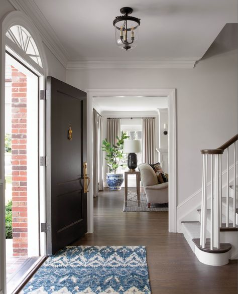 A New Denver Country Club Colonial - Colorado Homes & Lifestyles Center Hall Colonial Entryway, Contemporary Colonial Interiors, Colonial Entryway, Colonial Foyer, Contemporary Colonial, Center Hall Colonial, Vista House, Colonial Interior, Vanguard Furniture