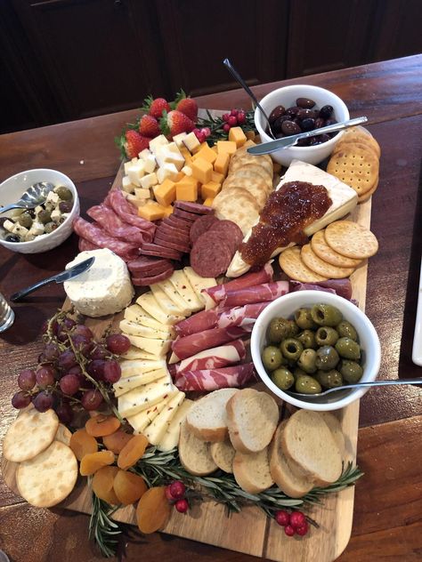 Grazing Food, Charcuterie Inspiration, Party Food Platters, Charcuterie Recipes, Food Goals, Party Food Appetizers, Food Platters, Food Obsession, Pretty Food