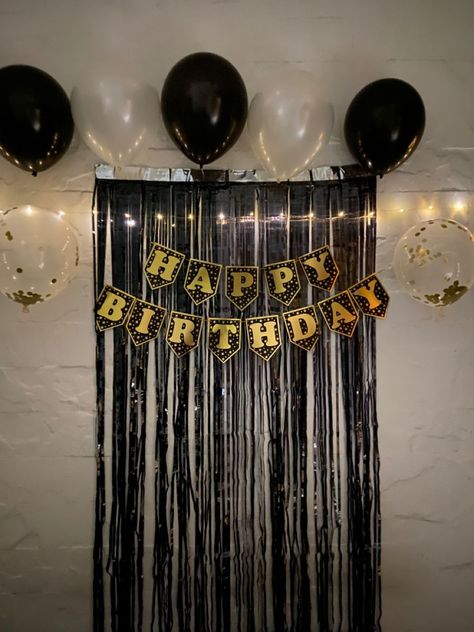 Birthday Backdrop Ideas For Men Diy, Small Birthday Decorations Simple, Romantic Boyfriend Gifts, Party Backdrop Ideas, Birthday Balloon Surprise, 18th Party Ideas, 21st Birthday Balloons, Bolo Naruto, Balloon Surprise