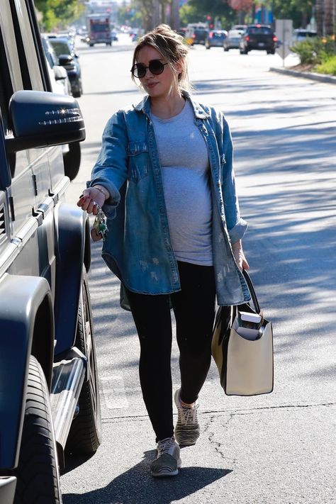 Hilary Duff Pregnant, Disney Maternity, Bootcut Jeans Outfit, Prego Outfits, Hilary Duff Style, Shacket Outfit, Preggo Fashion, Pregnant Celebrities, Hillary Duff