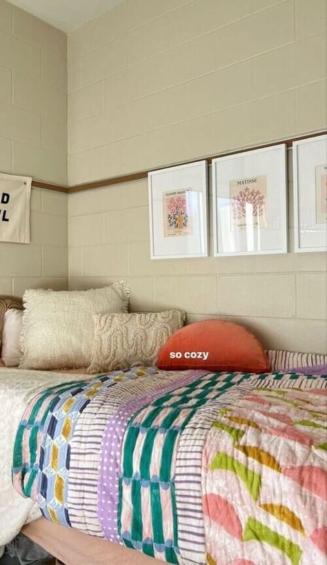 Dorm Room Ideas Pastel, Colorful Dorm Room Ideas, Philly Apartment, Decorating Dorm, Room Ideas Dorm, Dorm Room Color Schemes, Aesthetic Dorm Room, Dorm Room Colors, Color Scheme Ideas