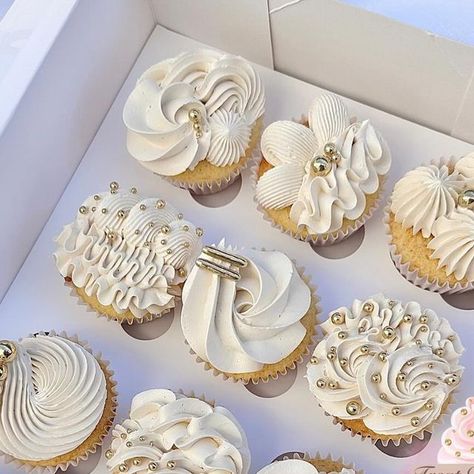 Treat Boutique on Instagram: "Simplicity 🤍✨  . . . . . #treatboutique #cupcake #cupcakedecorating #cupcakedesign #cupcakeart #explorepage #trendingcupcakes #buttercream #buttercreampiping #americanbuttercream #vanillacupcakes #fyp #whitecupcakes #cakesofinstagram #prettycupcakes #foodphotography #dessert  #cupcakeinspo #luxecupcakes #cupcakegrid #dessertsofinstagram #baker #canberrabaker #googongbusiness" White Gender Reveal, Gender Reveal Cupcakes, Decorated Cupcakes, Pretty Cupcakes, White Cupcakes, Cupcake Art, Vanilla Cupcakes, Cupcakes Decoration, 25th Anniversary