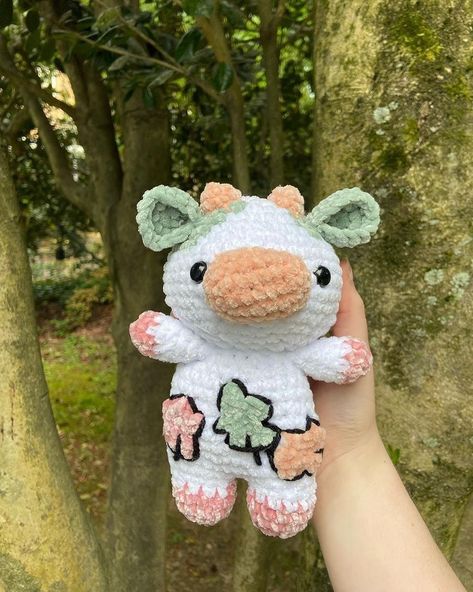 Dive into adorable projects with our collection of free crochet amigurumi patterns! Perfect for all skill levels. Let's get hooking! 🧶🐨 Heartstopper Crochet Pattern, Heartstopper Crochet Ideas, Crochet Heartstopper, Free Crochet Amigurumi Patterns, Cow Crochet, Crochet Amigurumi Patterns, Crocheted Animals, Free Crochet Amigurumi, Owl Crochet Patterns