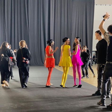 Bella Hadid Versace, Versace Backstage, Backstage Model, Models Life, Fashion Dream Job, Model Lifestyle, Career Fashion, Dream Career, Model Inspo