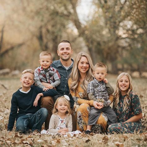 15 Outdoor Portrait Photography Tips + FREE Portrait Presets & Actions Family Photo Colors, Big Family Photos, Large Family Photos, Outdoor Portrait Photography, Pose Portrait, Family Photoshoot Poses, Fall Family Portraits, Portrait Photography Tips, Fall Family Photo Outfits