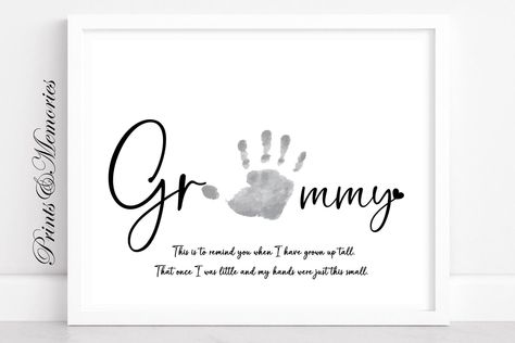 Gifts For Grammy, Birthday Crafts For Grandma, Grammy Gifts, Handprint Art Christmas, Handprint Christmas, Art Christmas Gifts, Birthday Crafts, Art Carte, Kid Craft