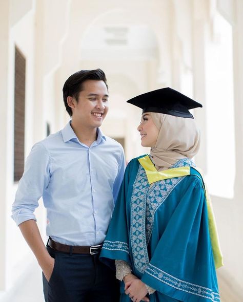 Convocation Couple Photography, Konvokesyen Photography, Couple Convocation Photo, Foto Studio Wisuda Couple, Foto Wisuda Couple, Couple Graduation Photoshoot, Photoshoot Studio Poses, Graduation Photoshoot Studio, Convocation Outfit Graduation