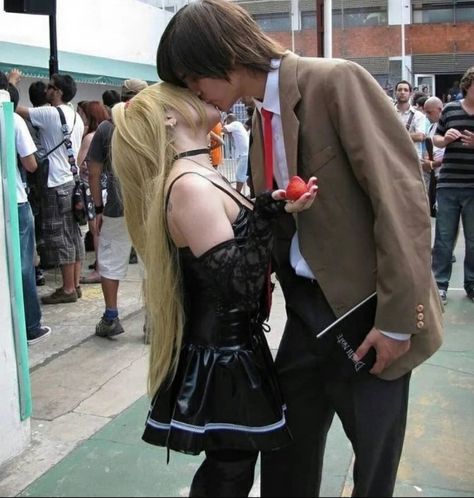 Misa And Light, Light And Misa, Couple Cosplay, Best Couples Costumes, Misa Amane, Pretty Halloween Costumes, Light Yagami, Couple Halloween, Couple Halloween Costumes