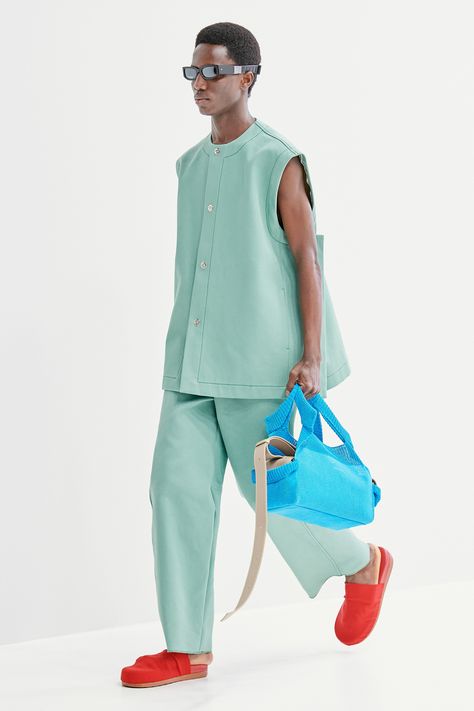 Sunnei Spring 2022 Ready-to-Wear Fashion Show Collection: See the complete Sunnei Spring 2022 Ready-to-Wear collection. Look 14 Gender Neutral Fashion, Conscious Fashion, Mens Style, Fashion Images, Menswear Collection, Fashion Show Collection, Wearing Clothes, Mens Casual, Prince Charming