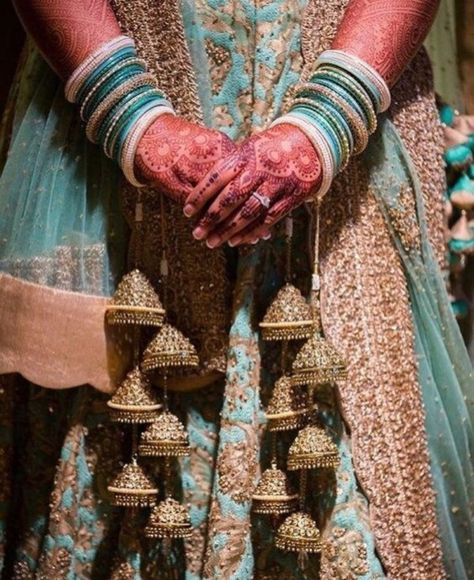 Kaleera Designs, London Thumakda, Lehenga Chunni, Incredible Dresses, Ankita Sharma, Wedding Bangles, Desi Dress, Pengantin India, Bridal Chura