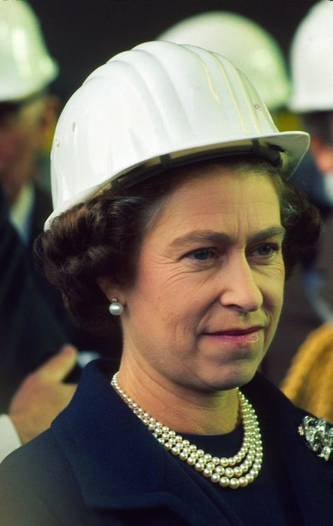 Queen Elizabeth II tours Luxembourg in 1975. Football Poses, Queen Kate, Elisabeth Ii, Princess Elizabeth, Royal Queen, Isabel Ii, Queen Of England, Her Majesty The Queen, British Monarchy