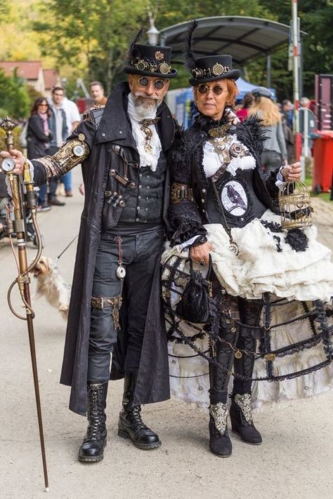 Stylish Steamgoth Couple in Complementary Costumes (gothic victorian steampunk matching/coordinating costumes for couples - For costume tutorials, clothing guide, fashion inspiration photo gallery, calendar of Steampunk events, & more, visit SteampunkFashionGuide.com Steam Punk Diy, Steampunk Mode, Moda Steampunk, Costume Carnaval, Steampunk Men, Mode Steampunk, Steampunk Couture, Dark Circus, Steampunk Women