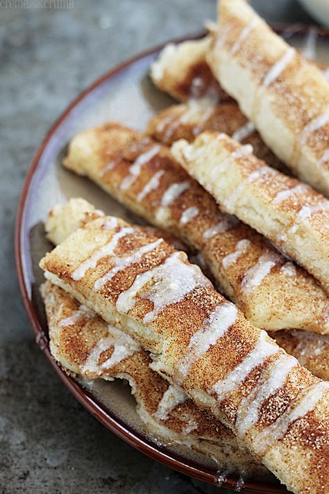 Cinnamon Roll Dippers (No Yeast). Ingredients: flour, sugar, salt, butter, cinnamon. DIP: cream cheese, powdered sugar, vanilla, milk, brown sugar, butter, cinnamon Cinnamon Dip, Cinnamon Bites, Butter Cinnamon, Cinnamon Tea, Dessert Simple, Vanilla Milk, What's For Breakfast, Breadsticks, Cinnamon Roll