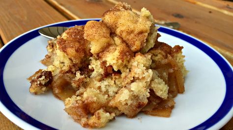 Snickerdoodle Apple Cobbler via @merry120 Easy Oatmeal Cake Recipe, Cookies And Cream Fudge, Southern Peach Cobbler, Apple Cobbler Recipe, Slow Cooker Times, Apple Cobbler, Easy Oatmeal, Cobbler Recipes, Peach Cobbler