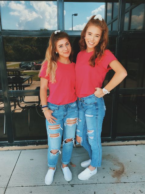 twin day Twin Day Spirit Week Homecoming, Twin Tuesday Spirit Week, Twin Day Ideas For School, Decades Day Outfits Spirit Week, Twin Spirit Day Ideas, Twin Day Spirit Week Friends, Twins Day Ideas For School, Twin Day Costumes, 80s Day Spirit Week