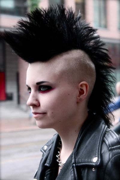 random smile Girl Mohawk, Punk Haircut, Punk Mohawk, Punk Rock Girls, Punk Rock Hair, Punk Mode, Chica Punk, Rock Hairstyles, 70s Hair