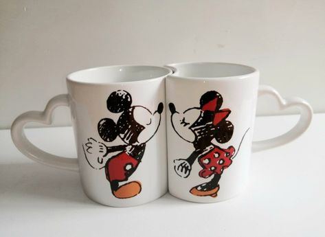 Regalos personalizados novio novia pareja parejas amor Kitchen Utensils Ideas, Mickey Mouse Mug, Diy Pottery Painting, Ideas For Kitchen, Couples Diy, Diy Mugs, Cup Art, Diy Pottery, Amazing Ideas