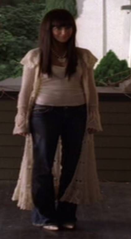 Ghost Whisperer- Season 1, Episode 13- Floor length crochet jacket over white vest and flared jeans. Ghost Whisperer Makeup, Melinda Gordon Outfits Season 1, Ghost Whisperer Outfits, Ghost Whisperer Aesthetic, Melinda Gordon Outfits, Ghost Whisperer Fashion Melinda Gordon Outfits, Ghost Whisperer Fashion, Ghost Whisperer Style, Jennifer Love Hewitt Hair Ghost Whisperer Outfits Women