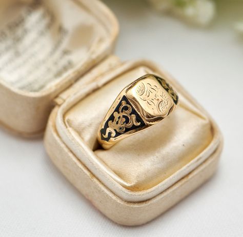 Signate Rings Men, Mens Signet Wedding Ring, Antique Mens Rings, Mens Gold Signet Rings, Kate Wilson, Gold Shield, Family Rings, Old Rings, Signet Ring Men